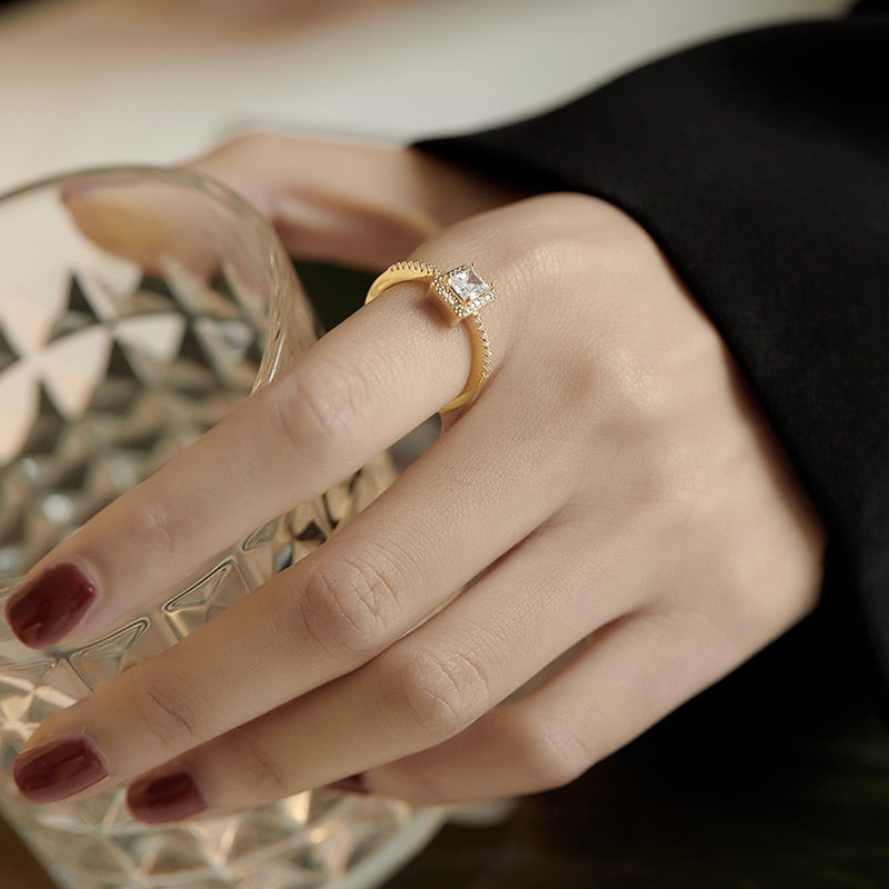 Luxury ring with inlaid square zircons