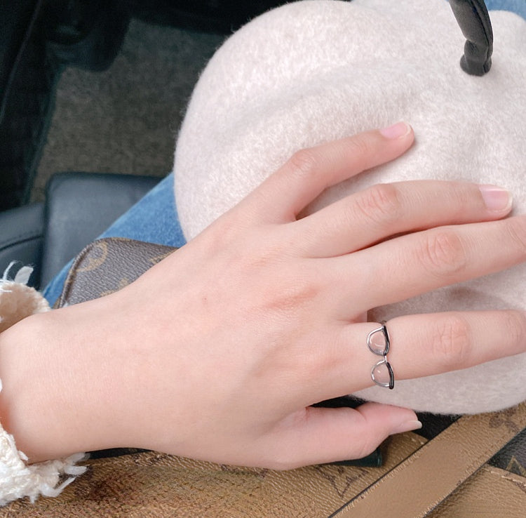 Adjustable ring with minimalist style lenses