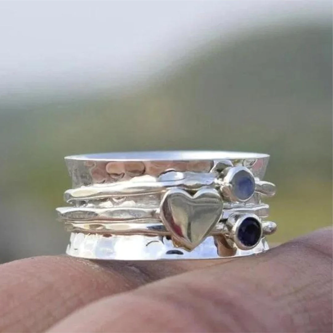 Elegant heart spinner ring