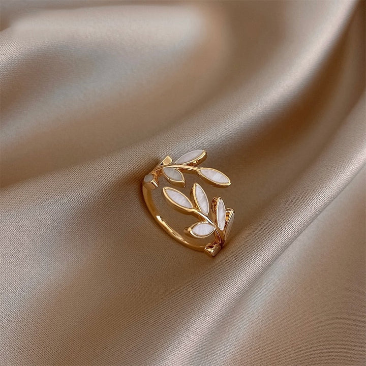 White leaf adjustable ring