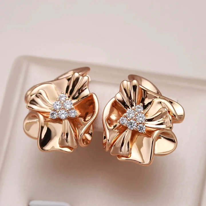 Elegant zirconia earrings with golden flowers
