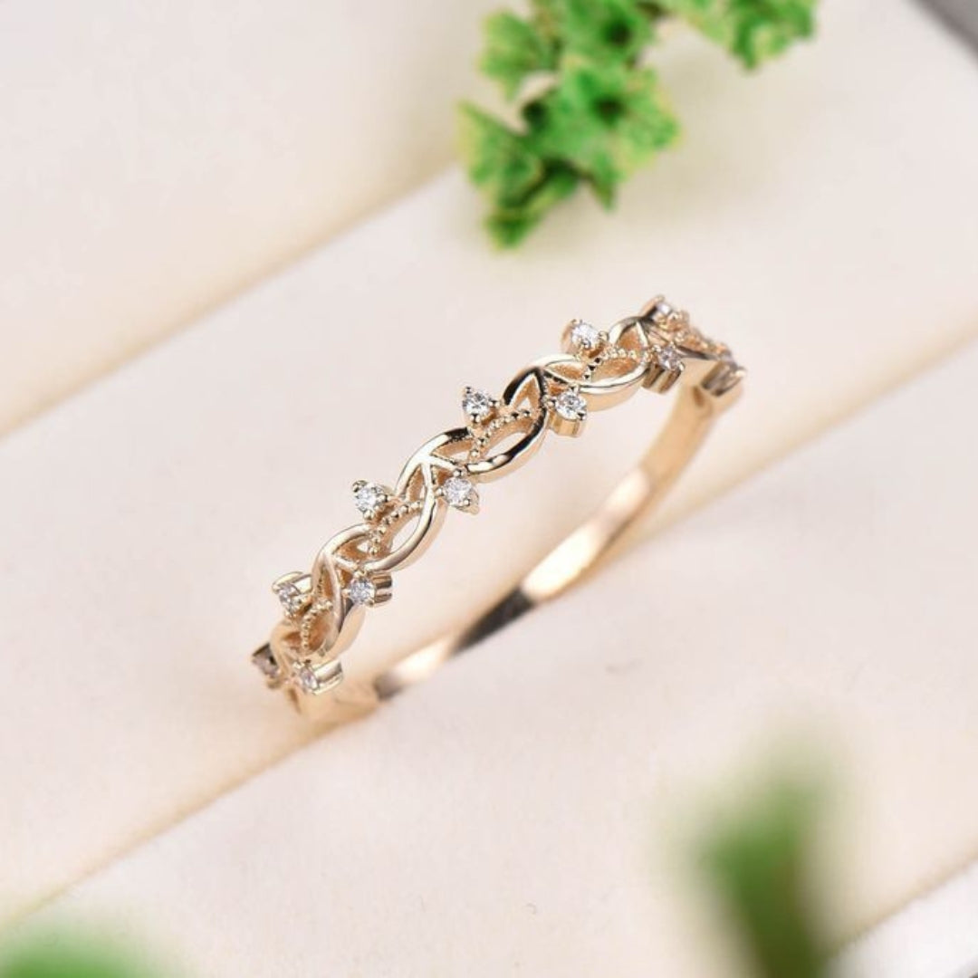 Fine ivy ring with zirconia
